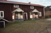 Gård med brokvistar.