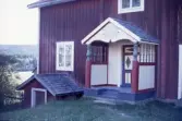 Gård med brokvistar.
