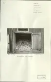 Skansen. Byggnader. Ekhäradsgården. 
Uthuslängan vedboden på gården Jonasfolk i Hara, Värmland.