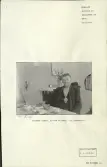 Skansen. Byggnader. Ekhäradsgården. 
Ullanfolk i Hara, Värmland. Gårdens ägare Alfred Nilsson vid köksbordet.