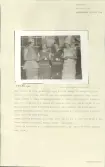 Skansen. Byggnader. Folkets hus. Fyra kvinnor i Folkets hus lilla sal vid skottårsbalen 1928, iklädda egensydda klänningar av blompapper. Från vänster: Karin Finnström Eriksson i rosa, Astrid Berggren i grön, Naemi Nilsson i rött och Frida Eriksson Hultman i ljusblå klänning.