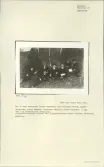 Skansen. Byggnader. Folkets hus. En grupp män sitter ute i backen vid Stendalens ordenshus 1908. Från vänster: Karl Bergström, Värner Eriksson, Olof Valdemar Olsson, August Bergström, August Månsson, Natanael Hedlund, Anders Karlsson.