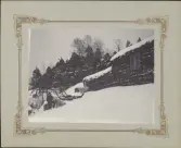 Skansen. Byggnader. Eskimåhyddan.
Eskimåhyddan är den äldre benämningen i Nordiska museets bildarkiv, som refererar till en samisk torvkåta.