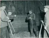 Ör, Åsmule. Anders Rundström, August Sandberg, Fredrik och Gustav Grund tar en paus i tröskandet