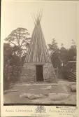 Skansen. Byggnader. Fäbodvallen. Kokskålen vid den Jämtlänska fäboden.