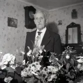 Murare Nilsson från Långlöt, bosatt på Halltorps ålderdomshem gratuleras på 100-årsdagen.