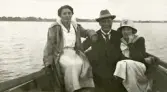 En man och två kvinnor i en motorbåt, trol. fru Carolina Löwgren (Kalmar) med maken Viktor Emanuel Löwgren och Ruth Svensson (brorsdotter t. Carolina).
Möjligen utanför Kalmar.