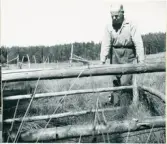 Den s.k. Kocks puttrande källa i Högsäter beundras av Amund Gabrielsson