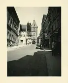 Vy över Franziskaner-Tor, medeltida port i Überlingen, Tyskland (enligt text i album).