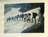 Fram över snön vid alpvandringen i de bayerska alperna i Tyskland (enligt text i album).