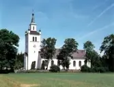 Exteriörbild. Knäreds kyrka och kyrkogård. Kyrkan uppfördes 1853 efter ritningar av Hans Jakob Strömberg, av byggmästare Anders Johansson från Bredareds socken. Invigningen ägde rum den 8 oktober 1854.