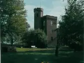 Exteriörbild. Nebotornet omgivet av parkområde med parkbänk. Nebo var den plats varifrån Moses blickade in i Kanaans land, flytande av mjölk och honung. Likheter fanns med södra Halland, tyckte tydligen knäredsfödde halmstadsköpmannen Joel Paulsson, när han 1926 lät bygga sig en 18 meter hög sommarbostad i Veinge. Från tornet kunde man vid bra väder se 24 kyrkor. Nebotornet har blivit en symbol för orten. I den omgivande parken fanns stenstatyer, dammanläggning och pampiga trädgårdsarrangemang.