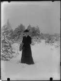 Kvinna i vinterlandskap