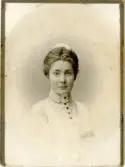Hedvig Ulfsparre i sin Röda Korset sjuksköterskeuniform, 1902.