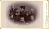J. A. Ulfsparre (John Axel Otto) tillsammans med hunden King, fem av sina barn; 