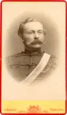 Ryttmästare John A W(?) Ulfsparre iklädd husarernas dolma m/1895, runt 1895-1907.
