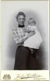 Kvinna med bebis, fotografi från Hedvig Ulfsparres familj.