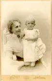 Kvinna med bebis, fotografi från Hedvig Ulfsparres familj.