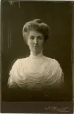 Porträtt av kvinna, fotografi från Hedvig Ulfsparres familj.