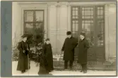 På trappan till Hofors Herrgård, från vänster i bild; Hedvig Ulfsparre, ej namngiven kvinna med hund, bruksdisponent Per Eriksson samt ej namngiven man.