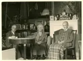 Biskop Erik Sundgren (från Uppsala), Hedvig Ulfsparre och Ester Broström f. Queckfeldt (Hedvigs moster), Kungsgården 1951. Fotot taget av Ebbe Wängsjö.