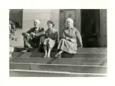 Makarna Fredrik och Inez Ulfsparre tillsammans med Hedvig Ulfsparre (till höger i bild), Kunugsgårdens herrgård.