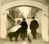 Hedvig Ulfsparre och Per Eriksson med hunden Hector och taxen Solmon, Hofors Herrgård 1925.