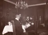 Foto från Hofors herrgård; Hedvig Ulfsparre (till höger i bild) i sin Röda Korset sjuksköterskeuniform, disponent Per Eriksson brevid henne följt av en ej namngiven kvinna brevid honom. Möjligen Hedvigs far John Axel Ulfsparre i förgrunden med ryggen mot kameran.