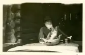 Konstnären Gustaf Ankarcrona med en katt, Holen i Tällberg.