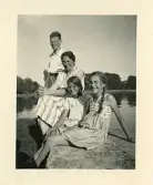 Utflykt till Birnau, Tyskland (enligt text i album). Text baksida kort: V-H Bengt Hultin, Fru Uhlenhoff, av småflickorna är den till höger dotter i huset, sommaren 1938.
