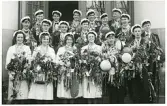 Studentexamen 1:a dagen, 1940. V-H Kerstin Nyblom, H.O. Trång, Bengt Hultin, Gunvor Wingstedt, Sten Löwgren, Ståhl, G. Wiberg, Marianne Berggren, T. Enberg, G. Hammarström, Gisela Lindblom, Birger Magnusson, Ture Aldén, Bruno Holmer, Sven Artur Törnkvist, Bengt Norlén, Dahlström, Eriksson (enligt text i album och baksida kort).