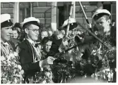 Studentexamen 18/5 1940 på rådhustorget, Gävle. V-H Birger Magnusson (fotbollsspelare SAIK), Sten Löfgren (ingenjör Vattenfall), Ture Aldén (jur. kand Sthlm), Bengt Hultin (enligt text i album och baksida kort).