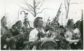 Studentexamen 1:a dagen, 18/5 1940, Gävle. Text baksida kort: V-H Ove Dahlström (militär), Ture Aldén (delvis skymd), G. Hammarström, Bengt Hultin (delvis skymd), Gisela Lindblom, Marianne Berggren, Kerstin Nyblom, Gunvor Wingstedt (nästan skymd).
