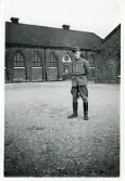 Bengt Hultin på kaserngården med grötrock m/ träng (?). Kvibergs kaserner i Göteborg (enligt text i album och baksida kort).