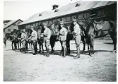 Uppställning på främre stallgården, 1940-41. V-H. Lindholm 