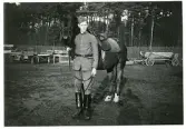Bengt Hultin före lördag stallvakt, motionsridn. 1940-41 (enligt text i album och baksida kort).