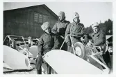 Kviberg, Göteborg. Januari-Februari 1941. V-H. Lindholm, Bengt Hultin, Dajna Fredenberg, Dahlin (enligt text i album och baksida kort).