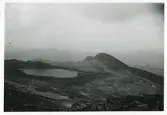 Utsikt från Anåfjället med sjö på fjällmassivet, Härjedalen 1941 (enligt text i album och baksida kort).