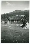 Lillåsvallens ena fäbod vid Anåfjället, Härjedalen, 1941 (enligt text i album och baksida kort).