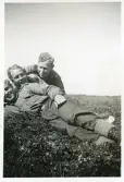 Kjell Lundström, Ling och jag (Bengt Hultin) på hjortronplockning vid myren. Härjedalen 1941 (enligt text i album).