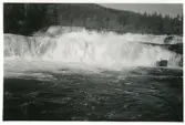 Vattenfall i Ljusnan vid kraftverket, 4 km ovanför Ljusnedal, Härjedalen, 1941 (enligt text i album och baksida kort).
