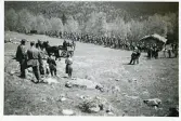 Sommarens intåg i fjällen firas vid Morvallens fäbod, 14 juni 1942. 2 batt. tågar upp med dragspelsmusik i täten, Härjedalen (enligt text i album och baksida kort).