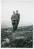 12832 Nilsson, 7912 Hultin på fjällmassivet Skarvarnas topp, Härjedalen, 14 juni 1942. (enligt text i album och baksida kort).