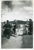 Professor Collinder bjuder på karameller vid lappmässan, Härjedalen 1942 (enligt text i album).