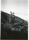 Jag (Bengt Hultin) och Ella Björling på Renfjället 1942 (enligt text baksida kort).