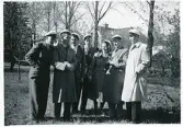 Ett sällskap som fått ruelse, 2/5 1943 i nykteristernas trädgård, proselyter? V-H. Gunnar Viberg, Sten Löfgren, Ture Enberg, Carl-Erik 