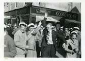 Sista april 1942, Uppsala. Karsberg, Claes Lövgren, Bengt Hultin (enligt text i album och baksida kort).