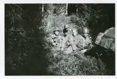 Före genombrottet. Vila på opl. (observationsplats) under Jämtlandsmanövern 1943 (enligt text i album).
