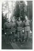Fyra ubef. 1943. Kommi. Jansson, Furir Sundgren, Konst. Olovsson, Konst. Hultin, Istrum 1943 (enligt text baksida kort och i album).