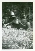 Stabsfurir Hultin i färd med att intaga ryggläge. Jämtland 1943 (enligt text i album). Text baksida kort: 